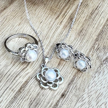 Load image into Gallery viewer, Daisy Pearl Necklace (3/4”)
