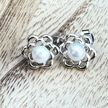 Load image into Gallery viewer, Daisy Pearl Earrings (3/4”)
