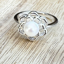 Load image into Gallery viewer, Daisy Pearl Ring
