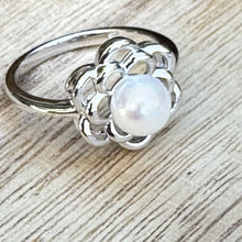Load image into Gallery viewer, Daisy Pearl Ring
